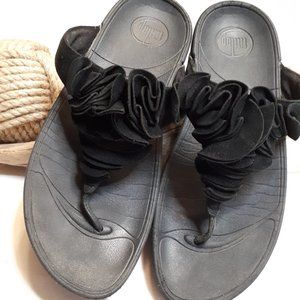 fitflop Frou | genuine suede leather | black | flipflop | ruffle upper | sandals